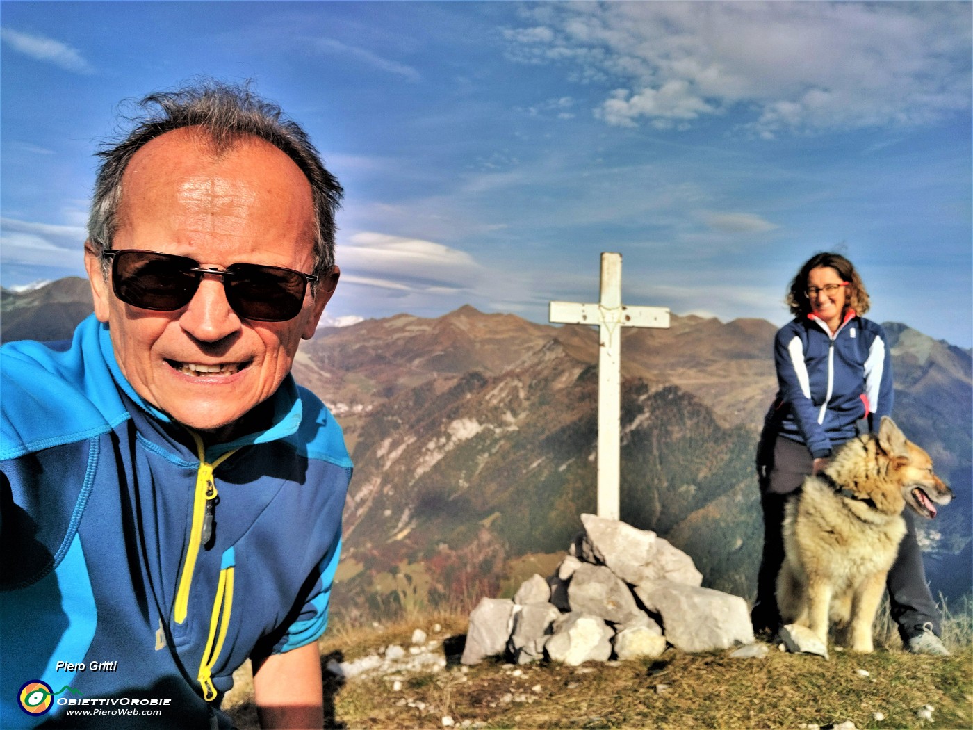47 Alla croce di vetta del Pizzo Badile (2044 m) vista spettacolare.jpg